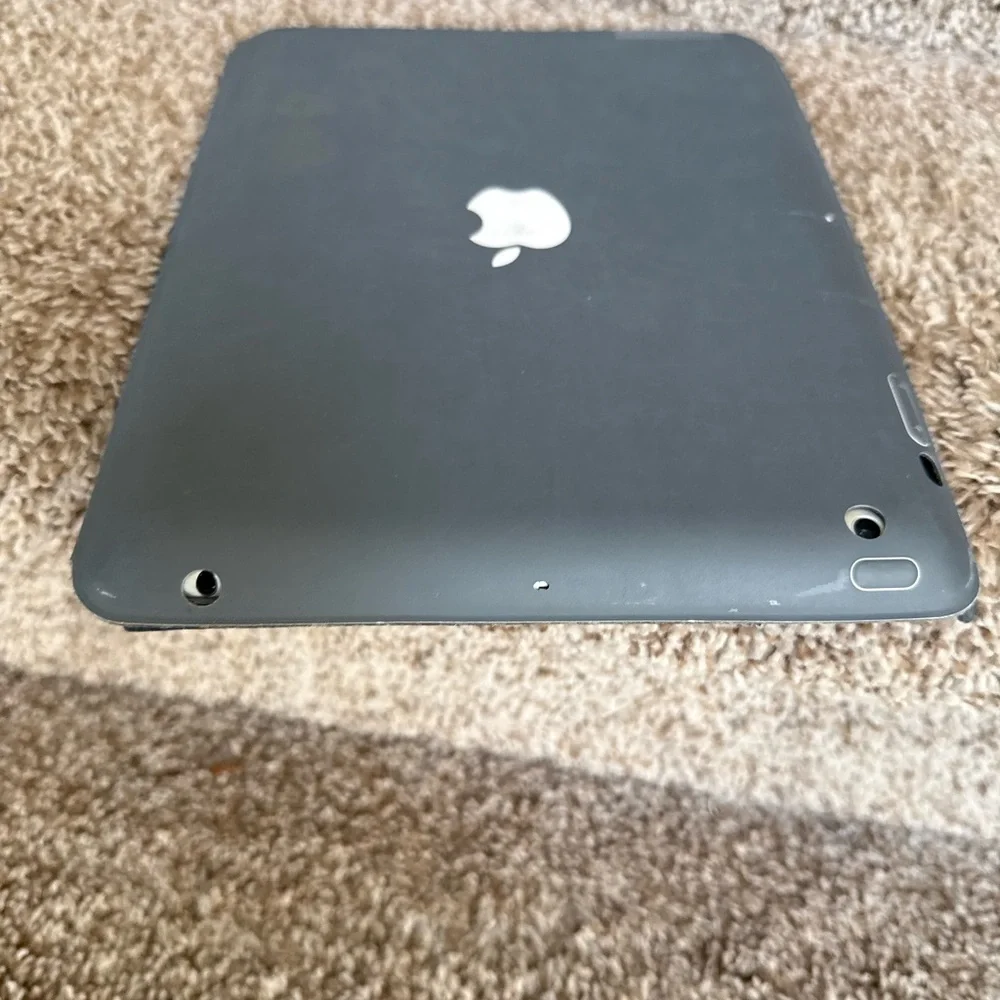 Apple IPAD 4th Generation Tablet with Gray Cover